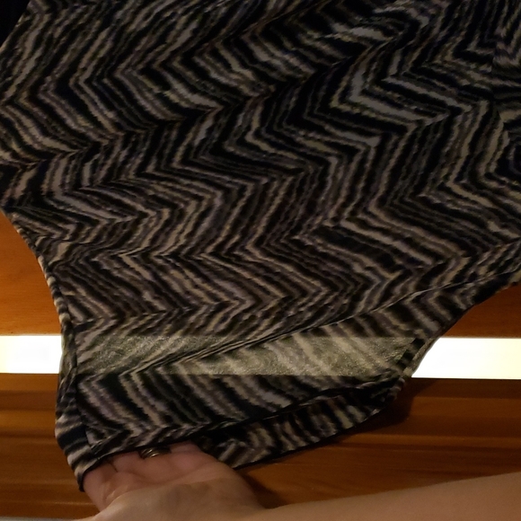 $15 or 2/$20! Cha Cha Vente Striped Grays V-Neck Tunic Size Large - Picture 4 of 9